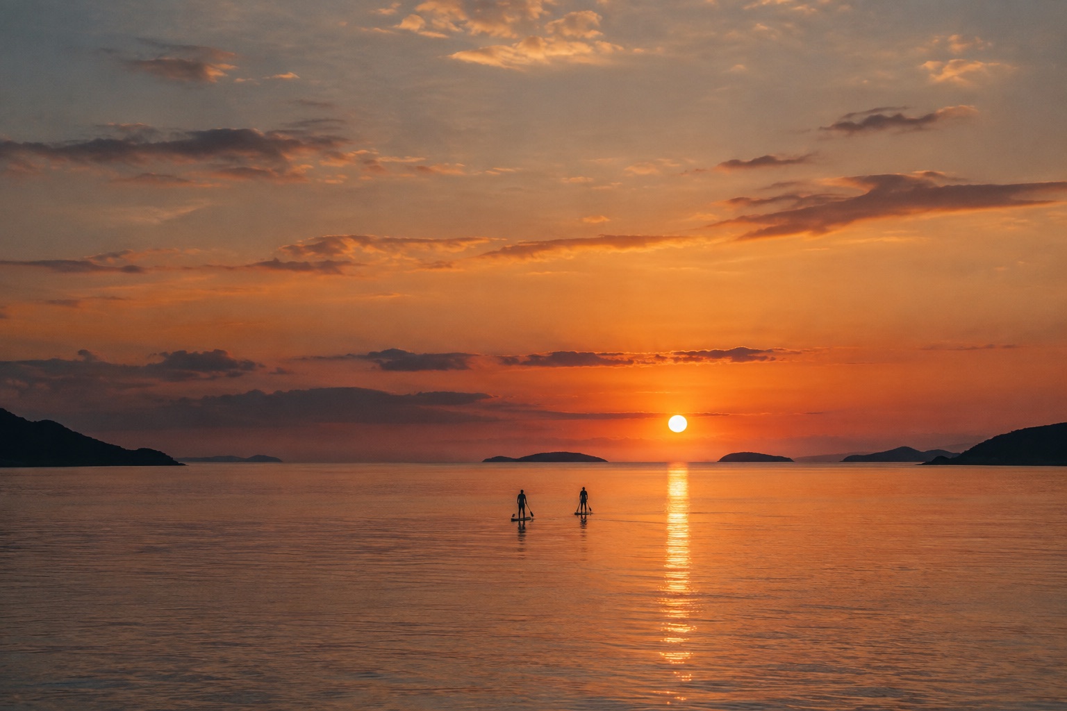 夕日の反射の中にSUPのシルエットが浮かぶデモ写真
